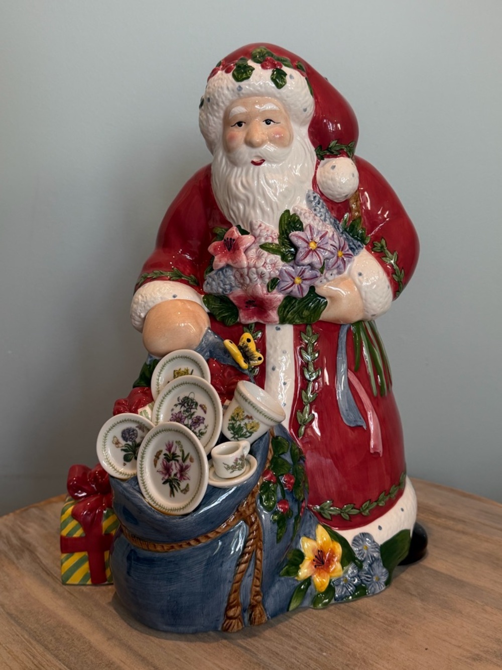 PortMerion Botantic Garden Hand Painted Ceramic Santa Claus Cookie Jar with box